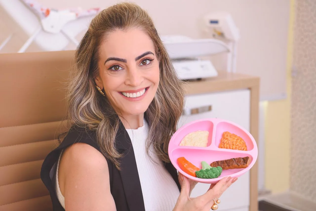 Dra. Fátima Jusciane mostrando prato para introdução alimentar