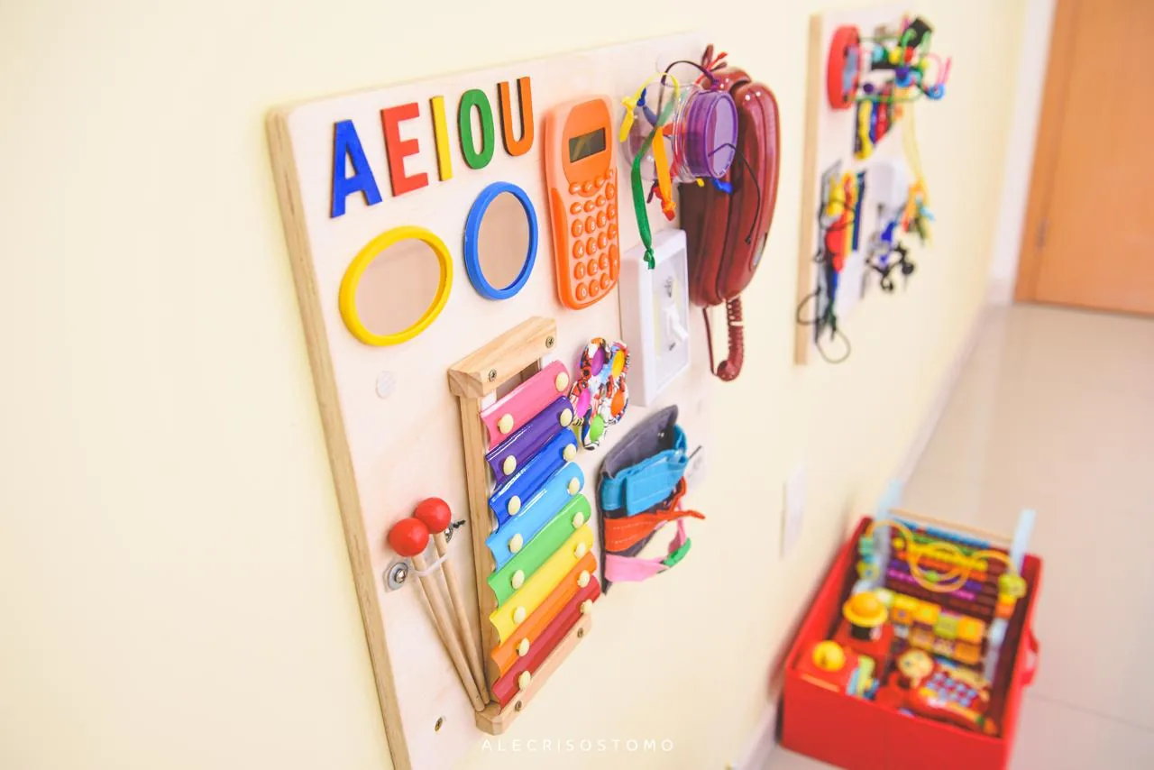 Parede sensorial com brinquedos táteis para os pequenos