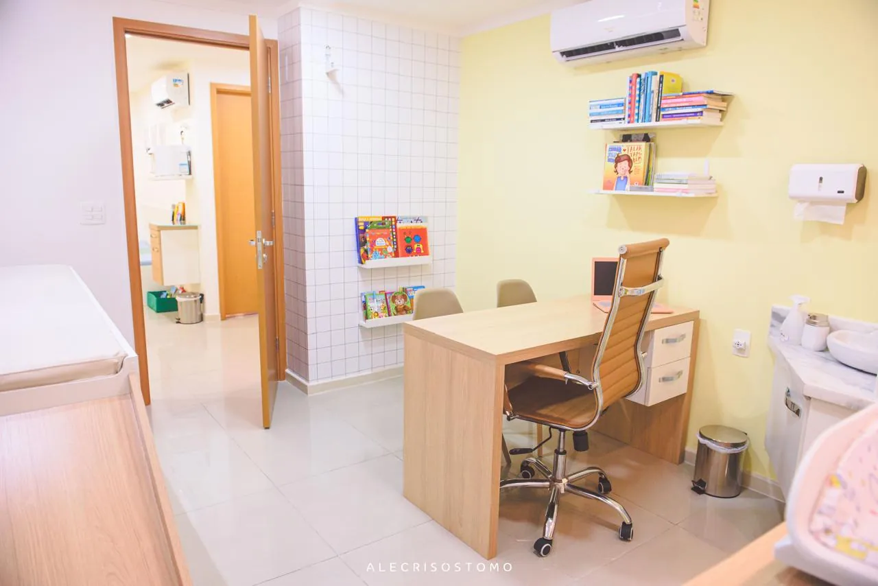Sala de atendimento com estante de livros