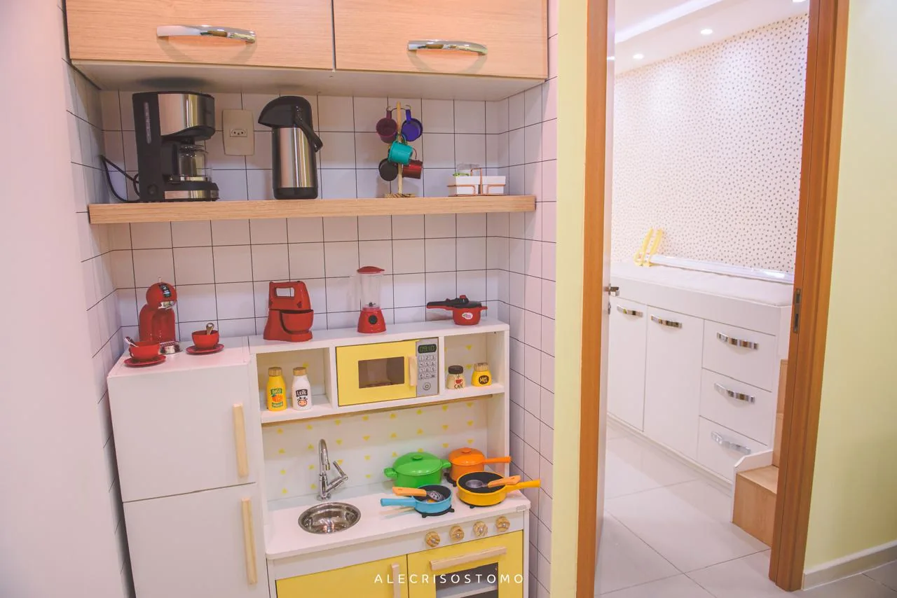 Detalhe da cozinha de brinquedo do consultório
